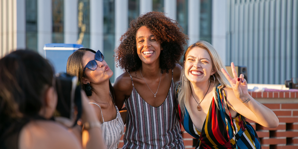 Menschen auf einem großen Event – Networking, Bewegung und volle Hallen