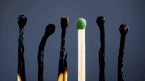 Abgebrannte Streichhölzer symbolisieren Burnout - Wie Chiropraktik helfen kann