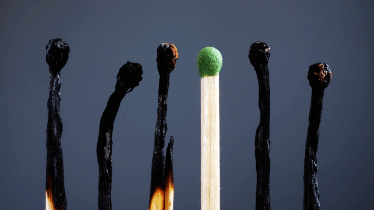 Abgebrannte Streichhölzer symbolisieren Burnout - Wie Chiropraktik helfen kann