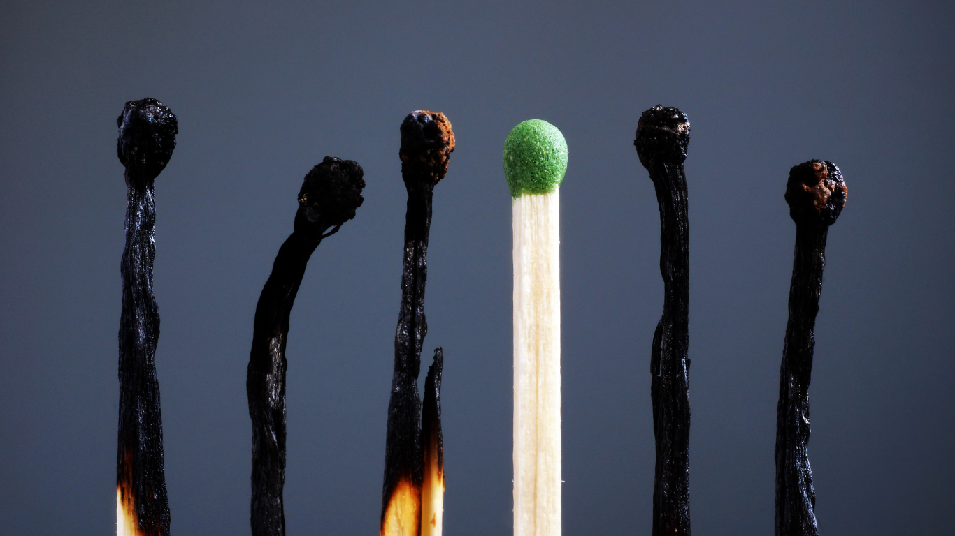 Abgebrannte Streichhölzer symbolisieren Burnout - Wie Chiropraktik helfen kann