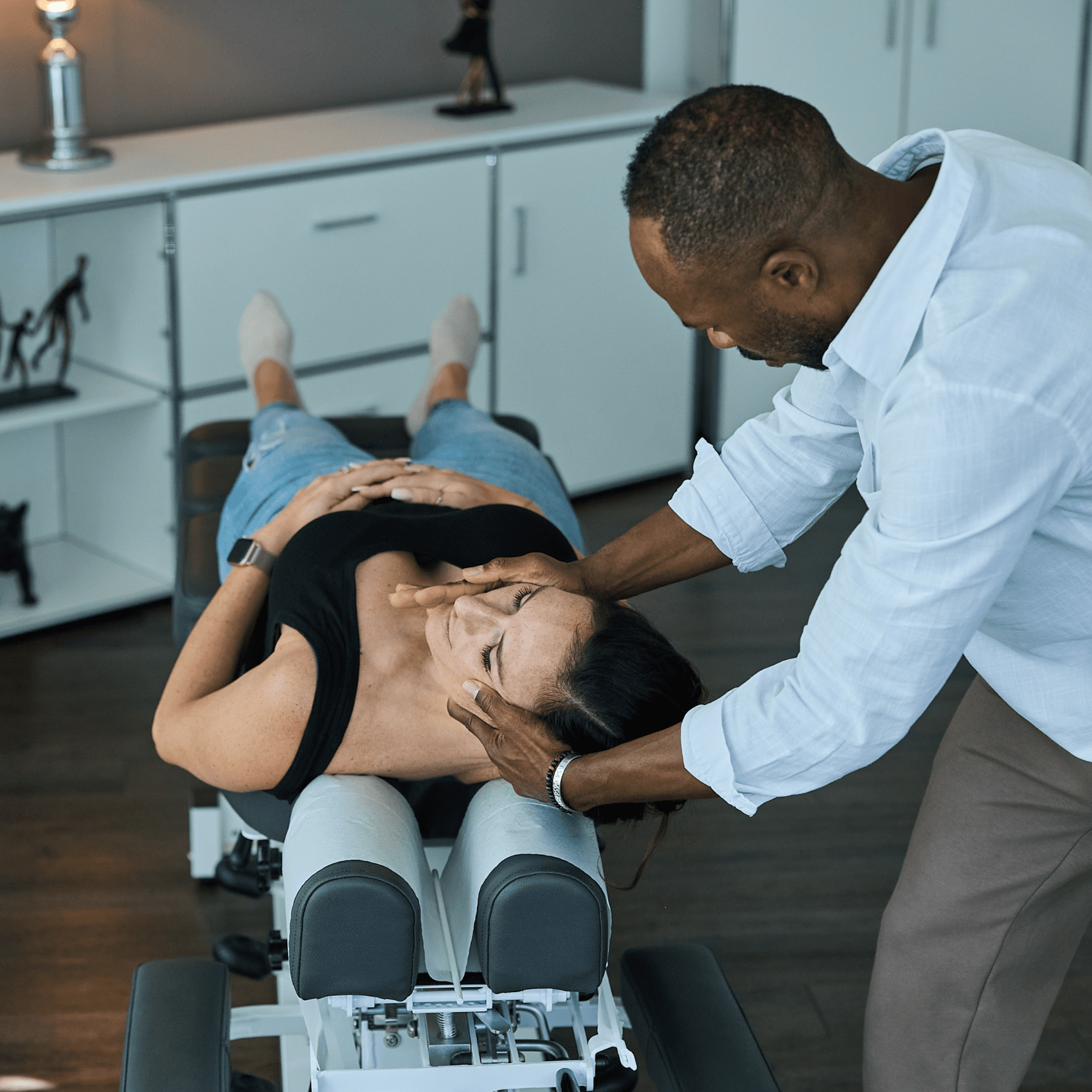 Patientin erhält chiropraktische Behandlung mit und ohne Impuls in Hamburg, inklusive amerikanischer Techniken