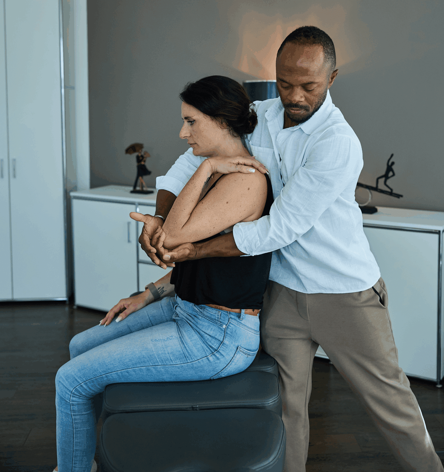 Chiropraktiker Felix behandelt Patientin in Hamburg – Schmerztherapie in der Felix Chiropraxis