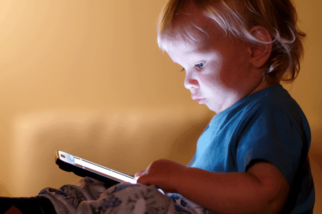 Kleinkind scrollt am Handy - Handynacken