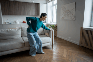 Frau mit Bandscheibenvorfall sucht Hilfe bei Chiropraktiker in Hamburg