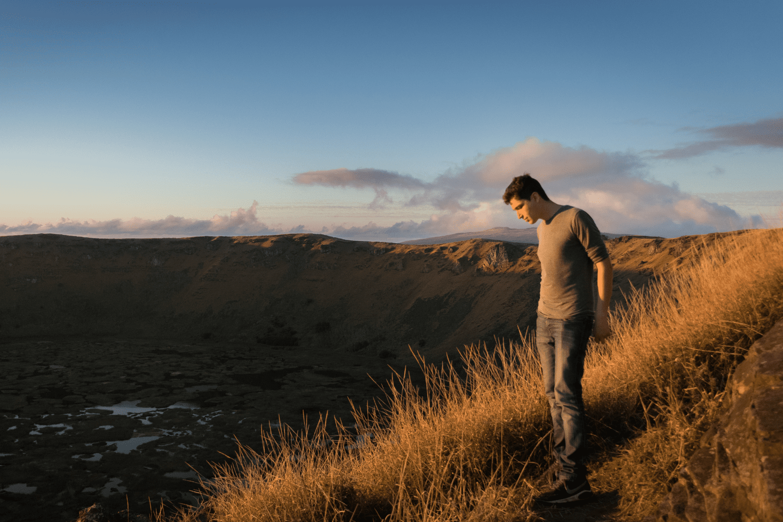 Ein nachdenklicher Mann blickt ratlos in eine weite Landschaft. Ein Symbolbild für die Frustration vieler Patienten, die an unerklärlichen Kopfschmerzen, Schwindel oder Tinnitus leiden, bevor der SCM-Muskel als wahre Ursache gefunden wird.