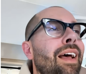 Screenshot aus einem YouTube-Short von Felix Chiropraxie in Hamburg-Altona: Ein erleichterter Patient (Pünti) blickt nach einer erfolgreichen chiropraktischen Justierung fassungslos und glücklich nach oben. Im Vordergrund ist Chiropraktiker Felix eingeblendet.