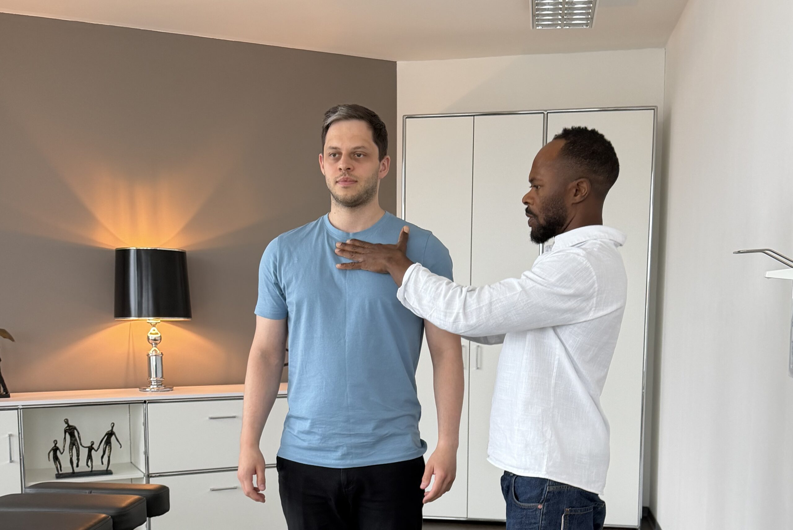 Chiropraktische Behandlung in Hamburg Chiropraktik in Hamburg zur Unterstützung von Nervensystem und Neuroplastizität.